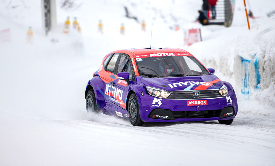 Photo de la voiture InVivo pendant la course de Val Thorens