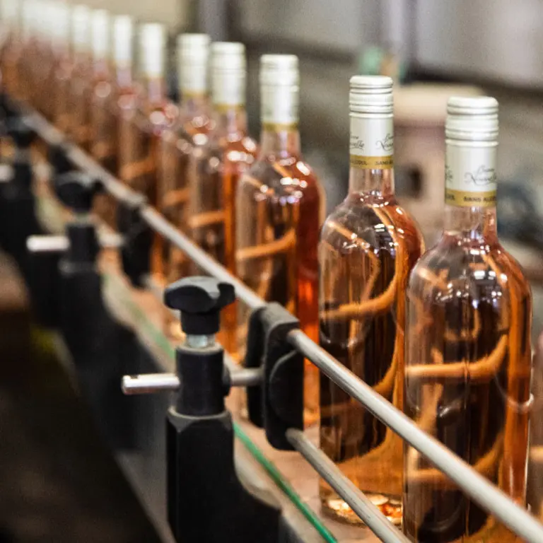 Photo de bouteilles de vin rosé l'une derrières l'autres 